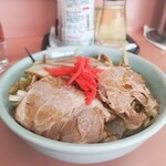 244171738 - ネギラーメンに使う白髪ネギと刻んだチャーシューが3枚のチャーシューの下に隠れてます、ご飯の量も十分です！これで350円です！