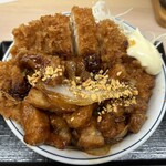 かつや - 料理写真:トンテキとチキンカツの合い盛り丼(869円)