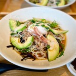 White Room Udon-Ya - アボカドと温玉のサラダ肉うどん