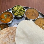南インドキッチン - 左からラッサム・サンバル・パリヤル・マトン・チキン・サラダ