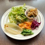 バルバルキッチンアメリ - いつものランチサラダ
      今日は毎度の食満豆腐の冷奴のかわりに若竹煮⁉︎