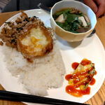 マンゴツリーカフェ - 豆腐と春雨のスープ、タイのオムレット、ガパオ