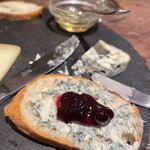神泉 遠藤利三郎商店 - ブルーチーズにブルーベリージャム（※記憶無し）