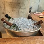 神泉 遠藤利三郎商店 - カウンターの前のワインクーラー！