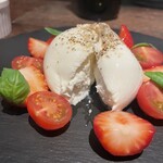神泉 遠藤利三郎商店 - ブッラータチーズとイチゴ、トマトのカプレーゼ