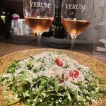 神泉 遠藤利三郎商店 - オレンジワインとルッコラとパルミジャーノチーズのサラダ！