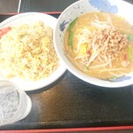 Taiwan Ryourihokkairou - セットメニュー(980円)台湾味噌ラーメン+炒飯