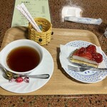 カフェ尾島 - デザートセット。シュガーとマリームが入ってるカゴが可愛い！