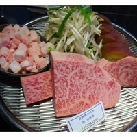 博多みやちく - 宮崎牛（写真は6名分）・・見るからに美味しそうですね。個体番号も付けられています。一人60ｇ程度でしょうか。