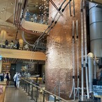 STARBUCKS RESERVE ROASTERY TOKYO - そびえ立つカッパーキャスク