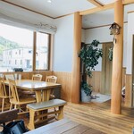 茶みせ ひら久 - ログハウスな店内は、靴を脱いでスリッパに履き替えて、リラックスしながらご飯をいただけました。窓も大きめで明るい◎