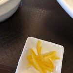 めん処 きよ洲 - 味変用柚子皮。苦味がいい。