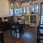 讃岐うどん つる凜 - 奥から撮影：左テーブル右カウンター