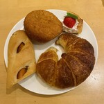 ブーランジェリ･エ･カフェ　オブジェ - チリソーセージのフランスパン♡ブルドポークのカレーパン♡イチゴデニッシュ♡クロワッサン♡