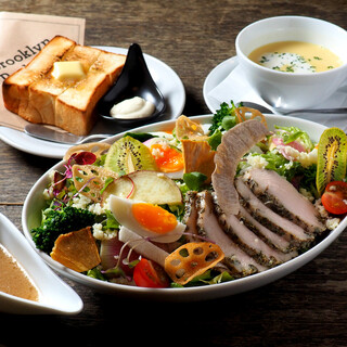 ランチタイムはふわふわのミルキーブレッドを