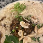 濃厚担担麺 博多 昊 - パクチーの下には肉味噌がしっかり