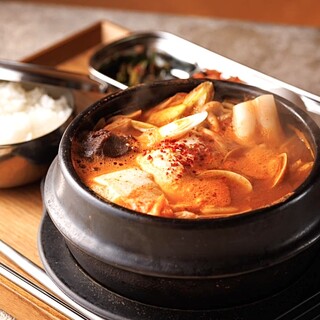 Alcohol and Korean-style dishes served in a popular bar style♪