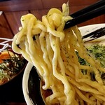 俺の中華たなか家 - 麺リフト⤴️ 「自家製太麺」に濃口醤油スープが絡んでワシワシ☆食べられます(⌒▽⌒)d