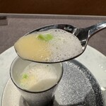 Restaurant DESTINA - コーンと和出汁、泡はカボスの風味で、枝豆を食感の楽しみに入れている