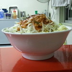 学 - (2014年2月再訪②)小豚ラーメン(850円)、野菜、にんにくに炙り味噌(150円)をつけた♪