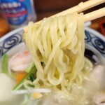 台湾小吃店 慶龍 - 五目そばの麺リフト
