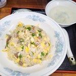 台湾小吃店 慶龍 - しっとりエアリーな炒飯には大根スープと漬け物付き