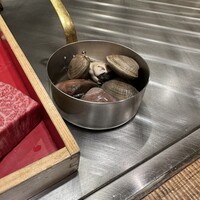 鉄板焼 しろや 銀座亭 - 加熱前　蛤