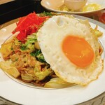 にこにこ餃子 - 中里製麺ソース焼きそば（目玉焼きのせ）