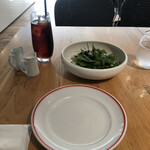 TRATTORIA AL POMPIERE - グリーンサラダとアイスミルクティーで待ちます