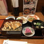 うなぎの魚伊 - 贅沢白焼重、身体にヘルシーな気がします。