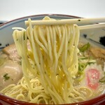 Menya Tsubame - 茹で方なのか麺が絡み合って解れづらく、リフトがキマらない（´д` ;）