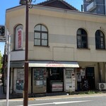 さかもとや - 店舗外観（角打ちの入口は、写真右側にある室外機の左横のドア）