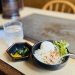 お好み焼 大ちゃん - サラダと漬けもんのつきだし