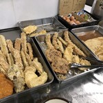 讃岐うどん がもう - 天ぷら 
      前に並んでた方々、とり天4連続ひょいひょい笑