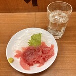 Sanoya - まぐろ中落ち(300円)と日本酒(虎変ｺﾍﾝ、300円)。