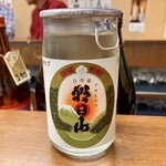 佐野屋 - 朝日山(300円)。販売エリアに設置されているガラス張りの大型冷蔵庫にある酒類のうち、角打ち対象の中から自由に選べる。