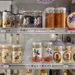 Sanoya - 角打ちで呑める酒類(日本酒カップ300円、缶ビール220円など)が冷蔵庫内に用意されている。フードメニュー内で最高額のチーズ(600円)はここで保存されているようだ。