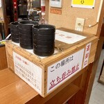 Sanoya - 灰皿置き場兼食器類返却台。基本はセルフで返却する。空になったビール瓶は、別の場所に置いてあるビールケースに自分で入れる。