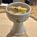 温石 - 「ホワイトアスパラガスと交互に」との事＾＾たいら貝を横に薄くスライスするお店が多い中、贅沢にも縦に分厚くカットされています。丁寧に焼かれたたいら貝の全ての断面を味わう事が出来ました。