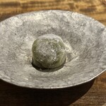 温石 - 目の前で作る春菊餅♪柔らかいお餅は、指で触れると形が自在に変わります＾＾餡の甘さも控えめで美味でした。