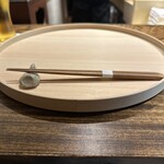 温石 - 始まりの折敷に筍のお箸置き、お箸。