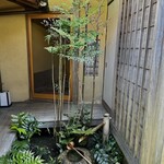 温石 - お庭を通り、この硝子扉を開けて中に入ります。