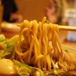 Kinsen - 麺は家系を連想させる太麺でもハリがあってツルもち食感！
