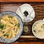 棊子麺茶寮 いしこん - お揚げのきしめんと若芽ご飯、昆布の佃煮