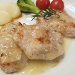 キッチン ブルー グローブ - ま真ん中の豚ヒレ肉ソテー、大きかった！？