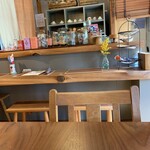 糀カフェ 2539 - 正面に見えるカウンター　その手前にカウンター席3席