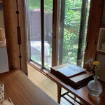 糀カフェ 2539 - ガラスの向こうはお庭です