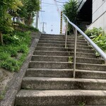糀カフェ 2539 - スクール右横の石段を上がります