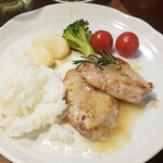 244207944 - ご飯を乗せてソースを吸わせます