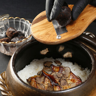 味と香りを楽しめる贅沢を極めたトリュフとフォアグラの土鍋ご飯